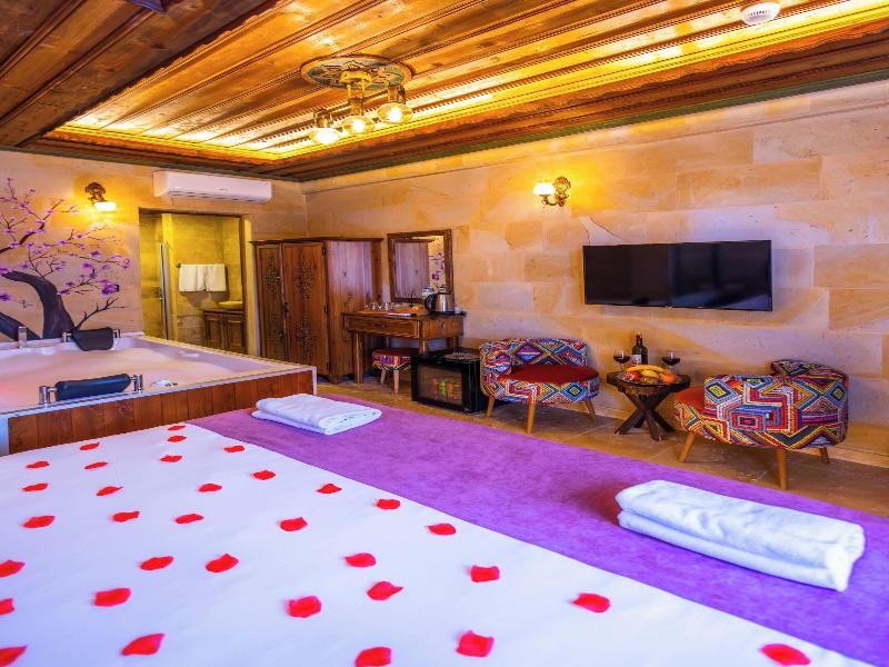 Bayar Cave Suites image