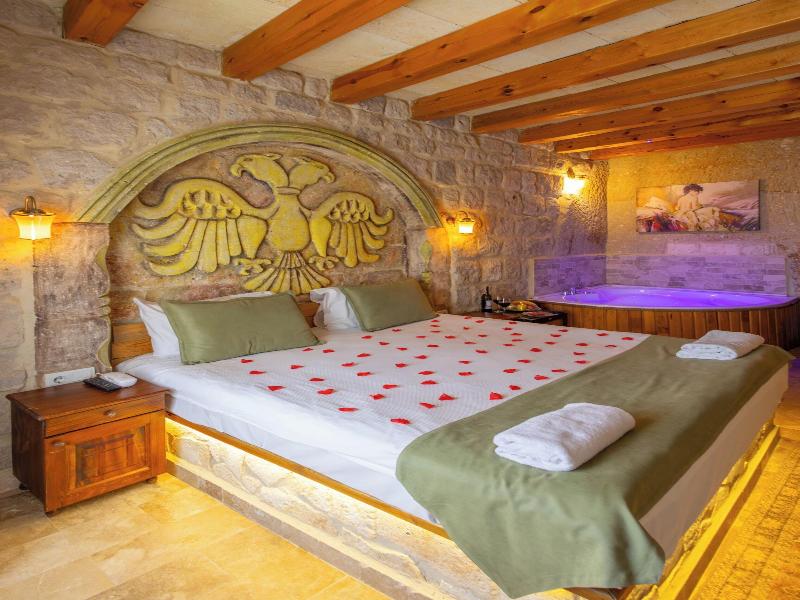 Bayar Cave Suites image
