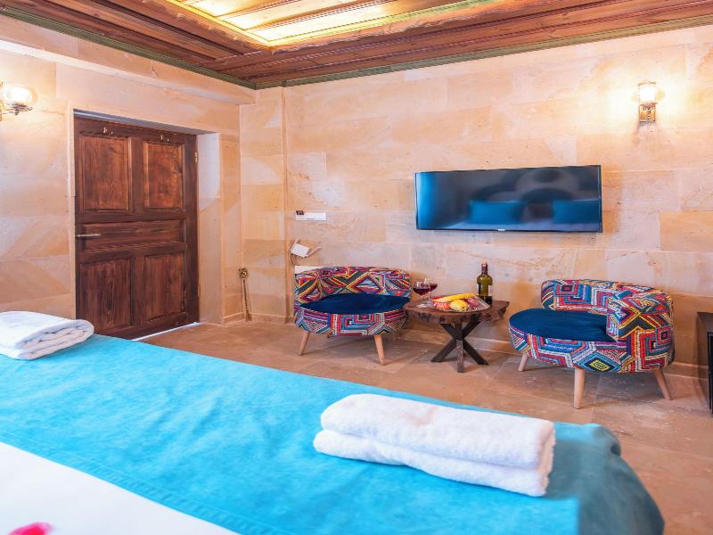 Bayar Cave Suites image