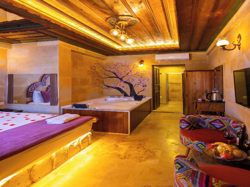 Bayar Cave Suites image