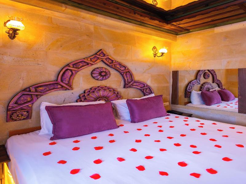 Bayar Cave Suites image