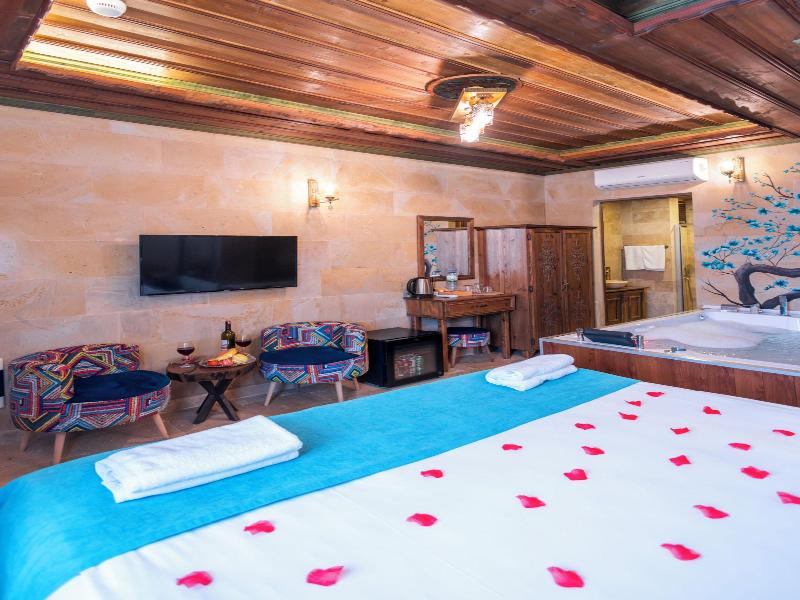 Bayar Cave Suites image