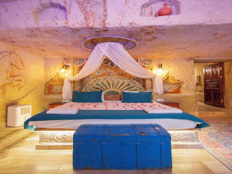 Bayar Cave Suites image