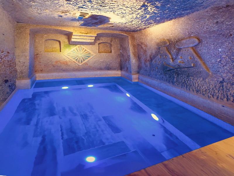 Bayar Cave Suites image