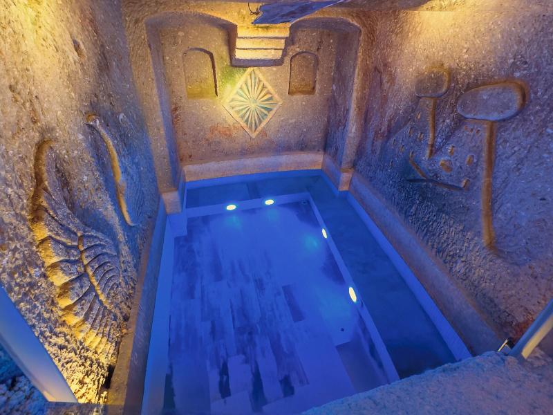 Bayar Cave Suites image