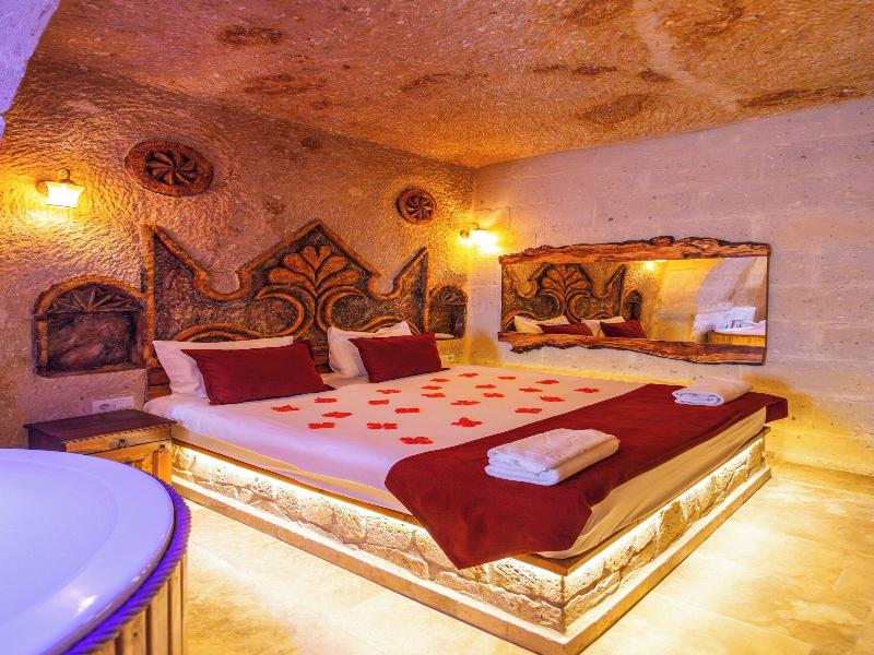 Bayar Cave Suites image