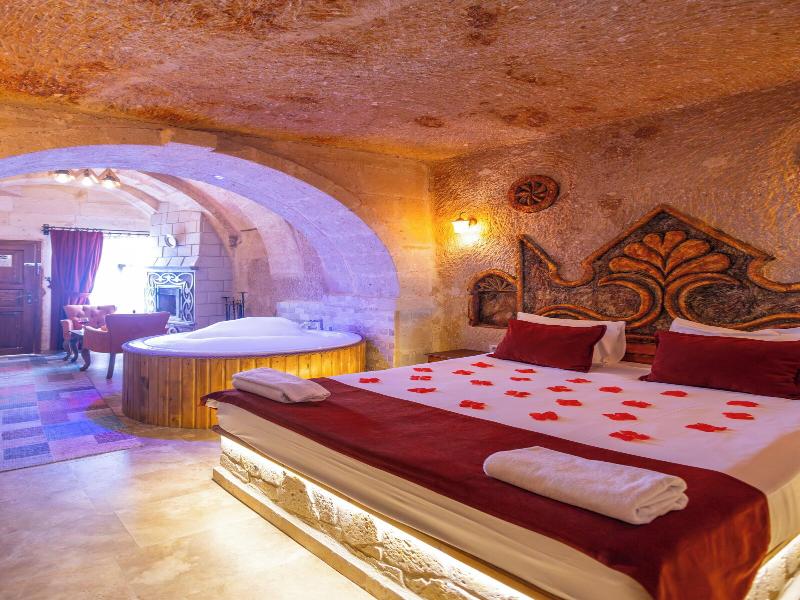 Bayar Cave Suites image