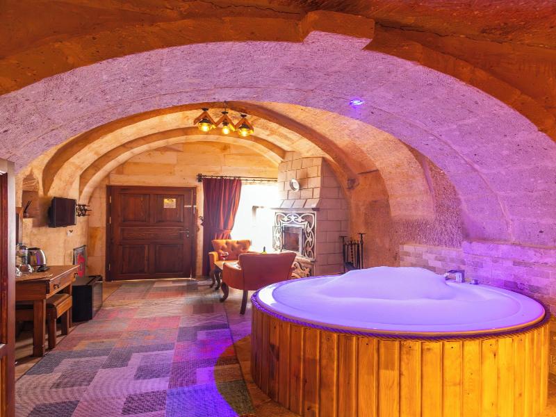 Bayar Cave Suites image