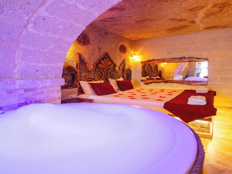 Bayar Cave Suites image
