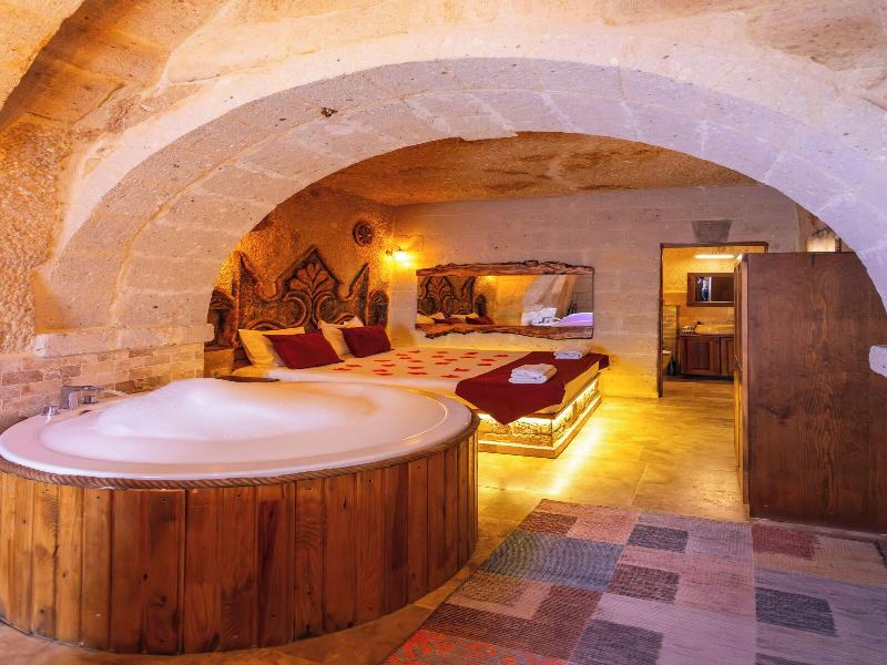 Bayar Cave Suites image