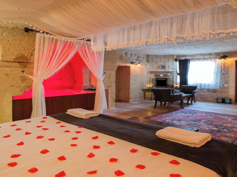 Bayar Cave Suites image