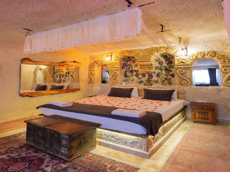 Bayar Cave Suites image
