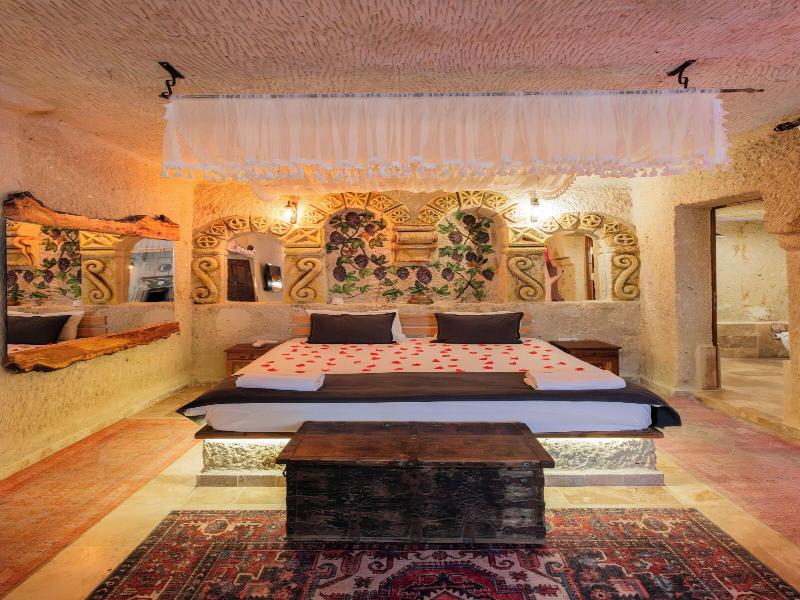 Bayar Cave Suites image