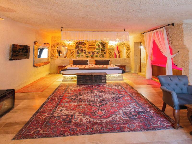 Bayar Cave Suites image