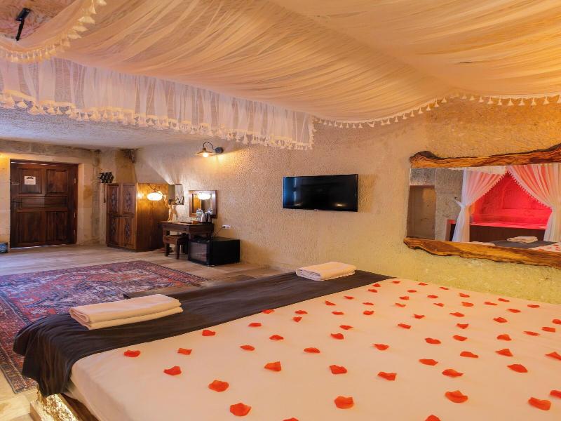 Bayar Cave Suites image