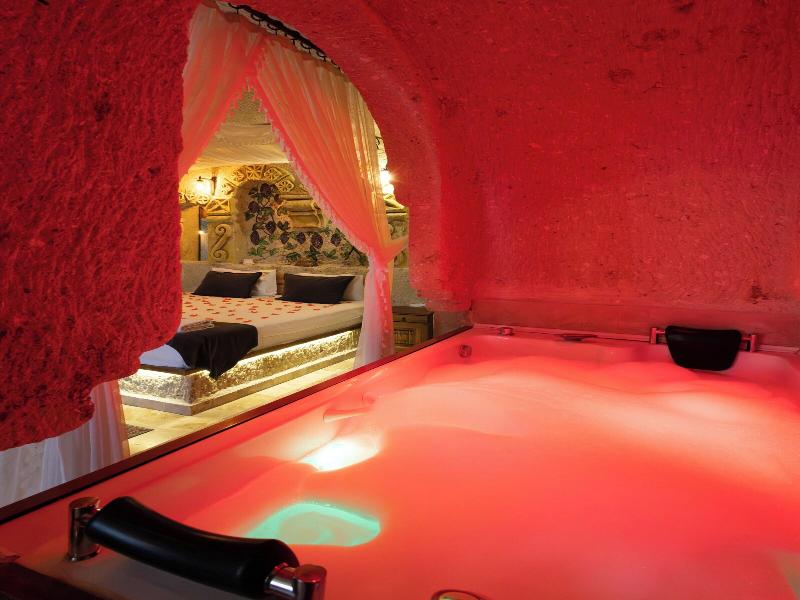 Bayar Cave Suites image