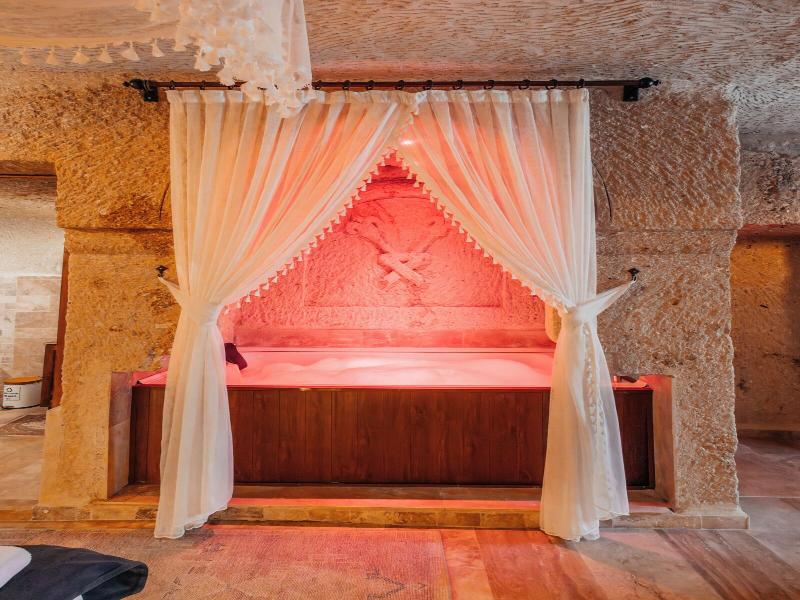 Bayar Cave Suites image