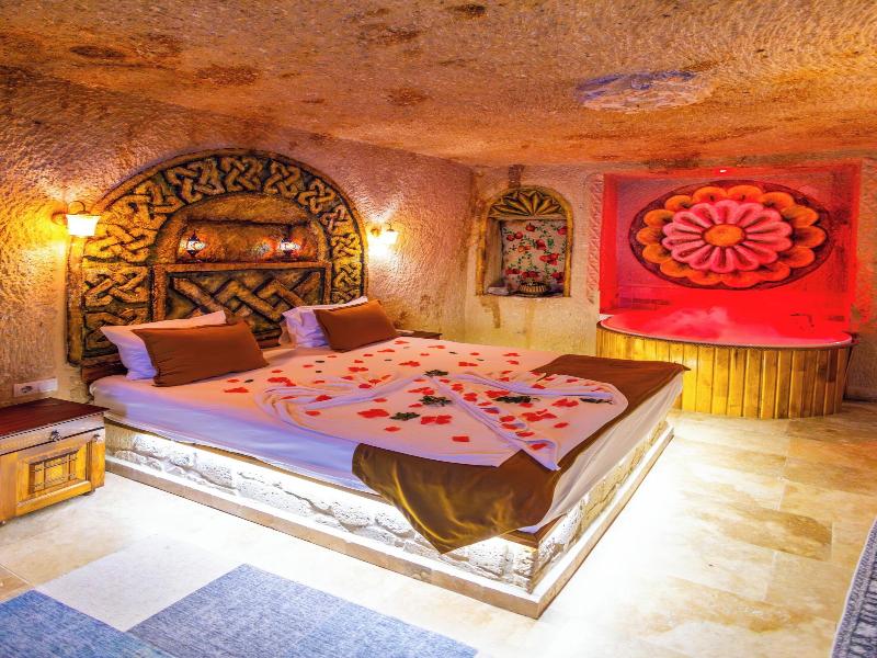 Bayar Cave Suites image