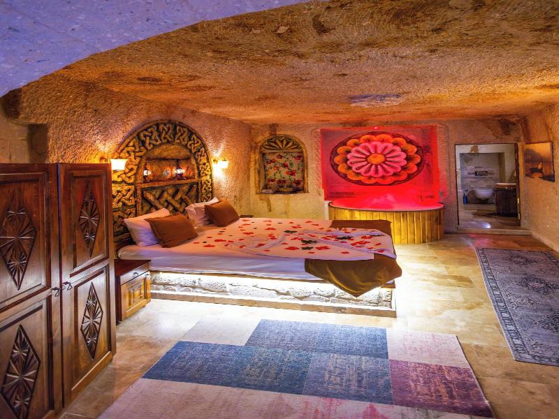 Bayar Cave Suites image