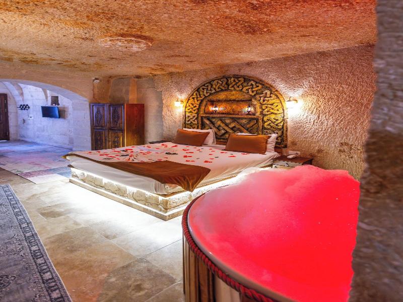 Bayar Cave Suites image