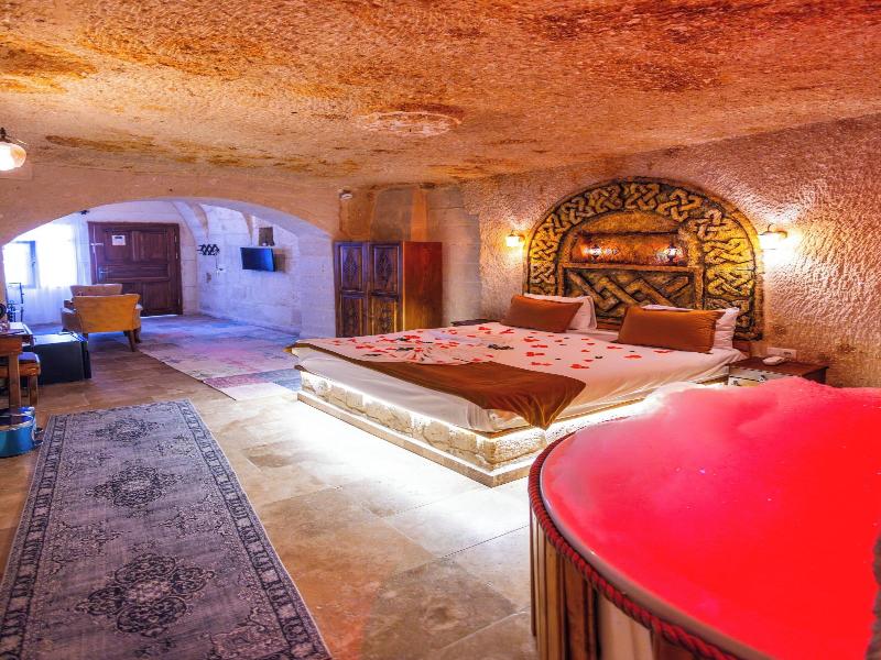 Bayar Cave Suites image
