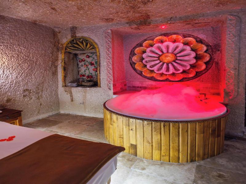 Bayar Cave Suites image