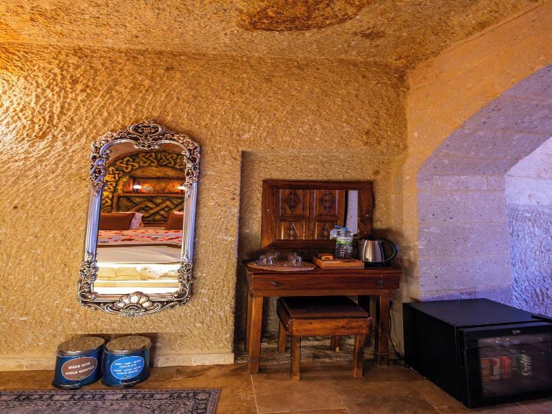 Bayar Cave Suites image