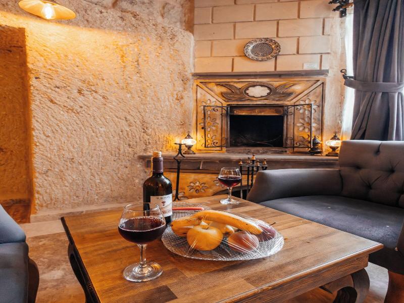 Bayar Cave Suites image