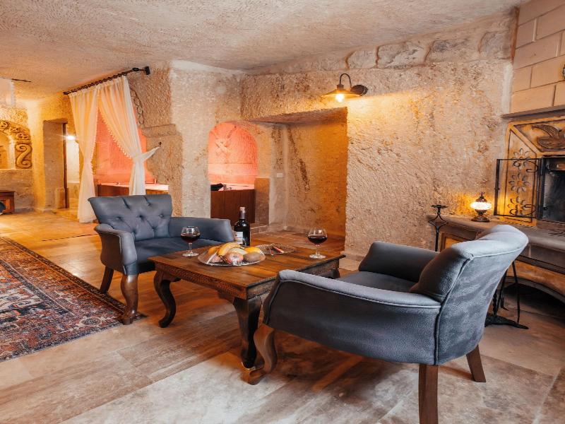 Bayar Cave Suites image
