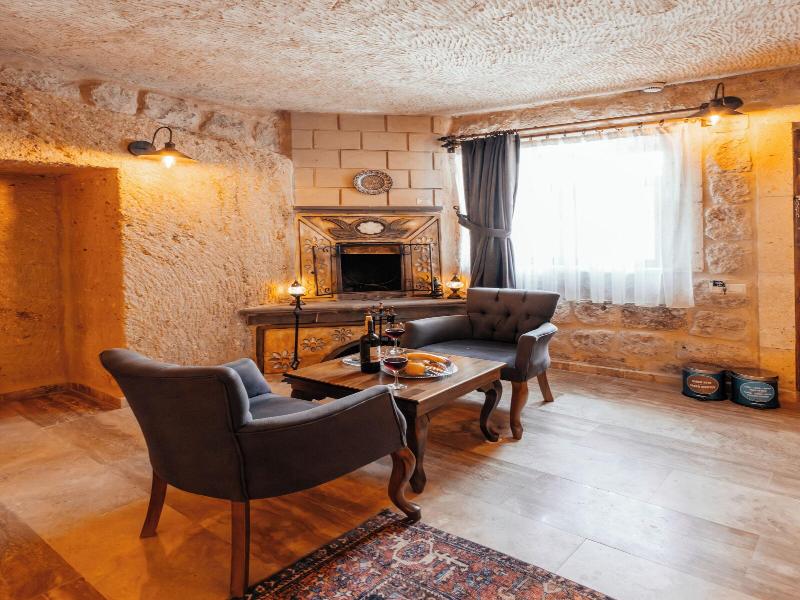 Bayar Cave Suites image