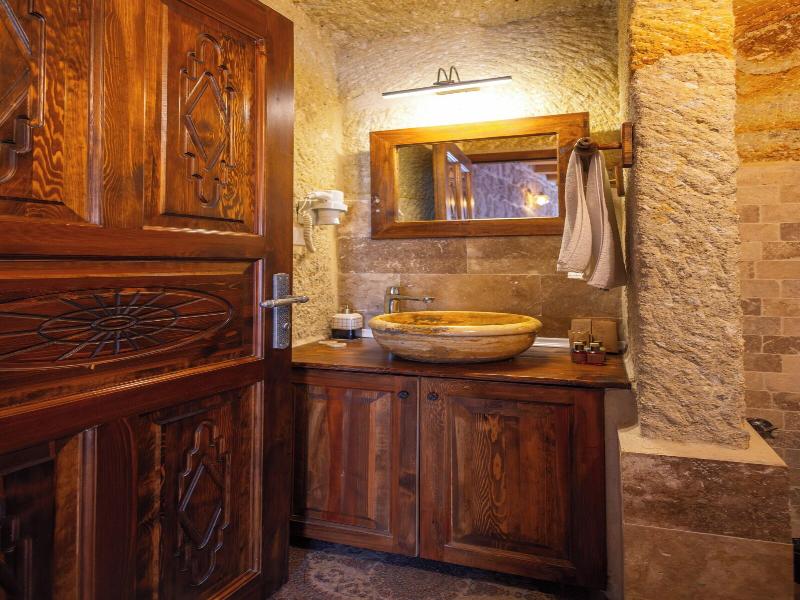 Bayar Cave Suites image