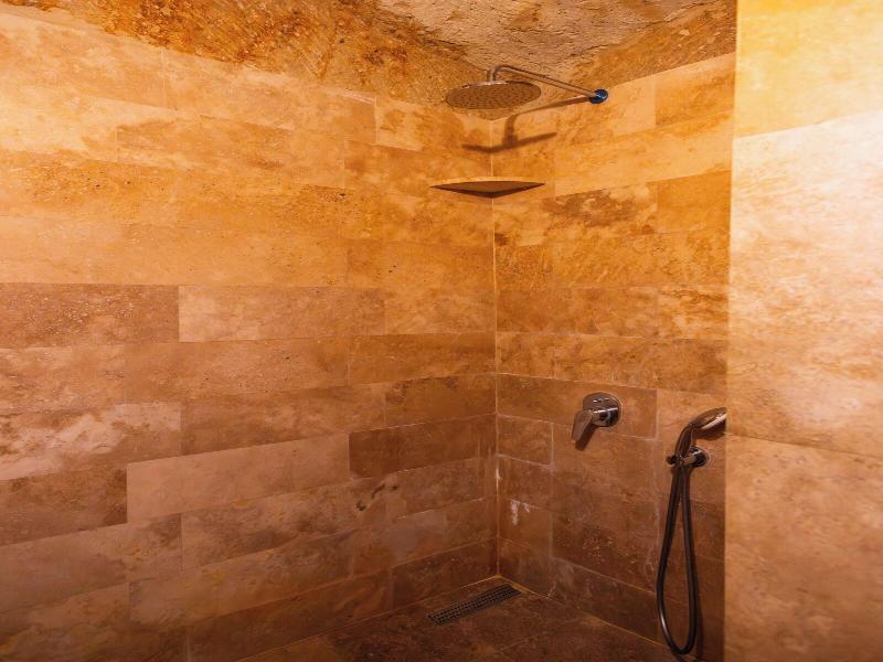 Bayar Cave Suites image