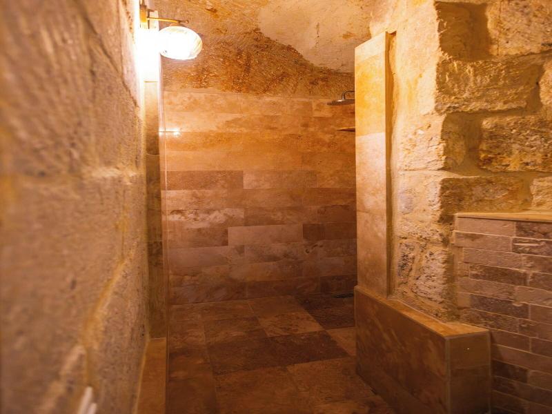 Bayar Cave Suites image