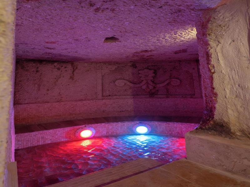 Bayar Cave Suites image