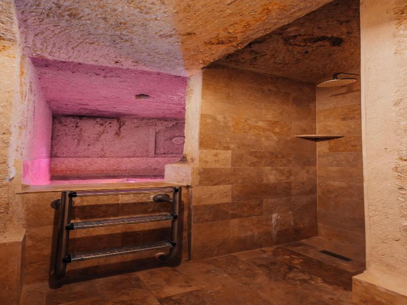 Bayar Cave Suites image