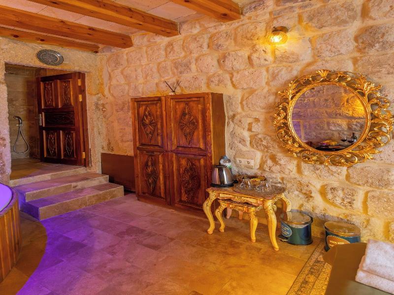 Bayar Cave Suites image