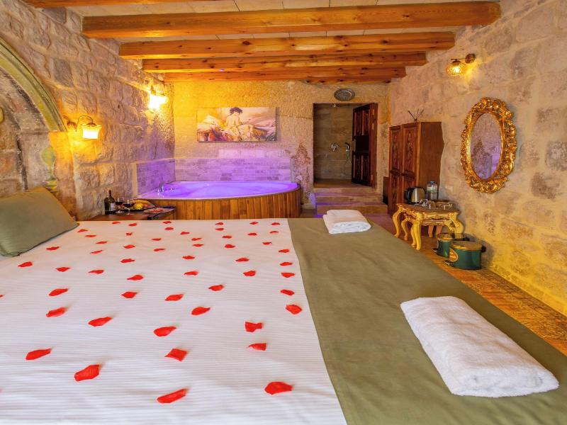 Bayar Cave Suites image