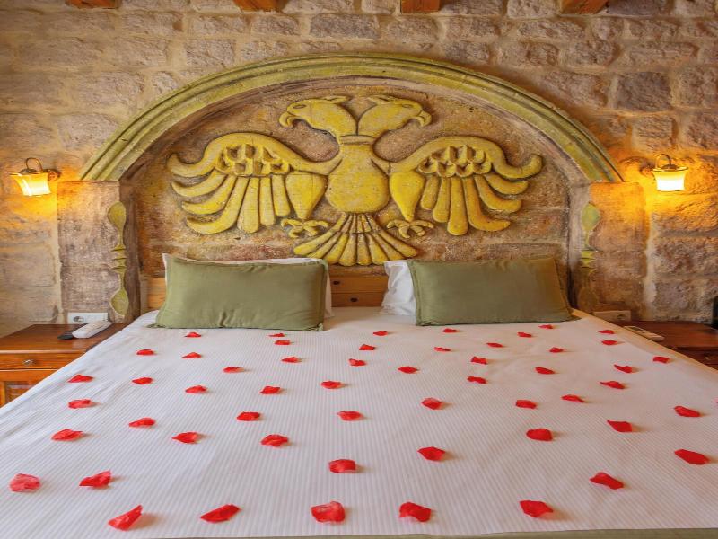 Bayar Cave Suites image