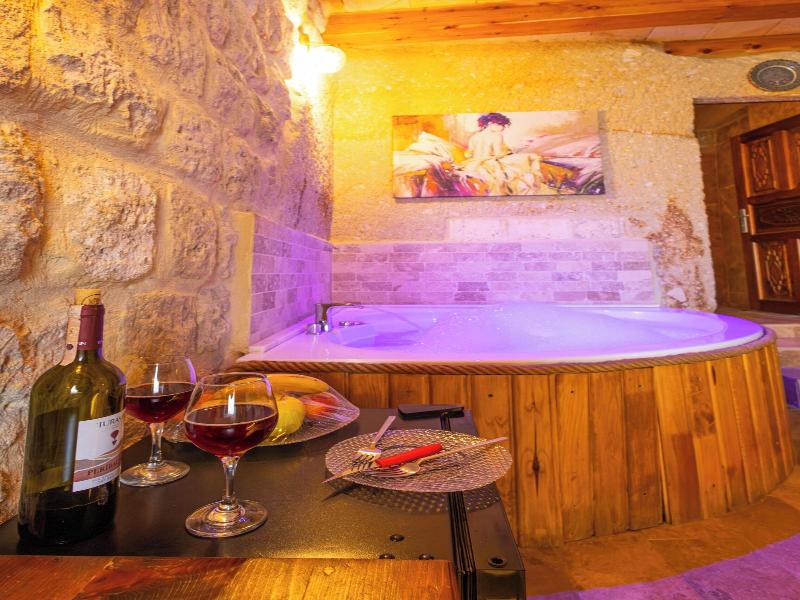Bayar Cave Suites image