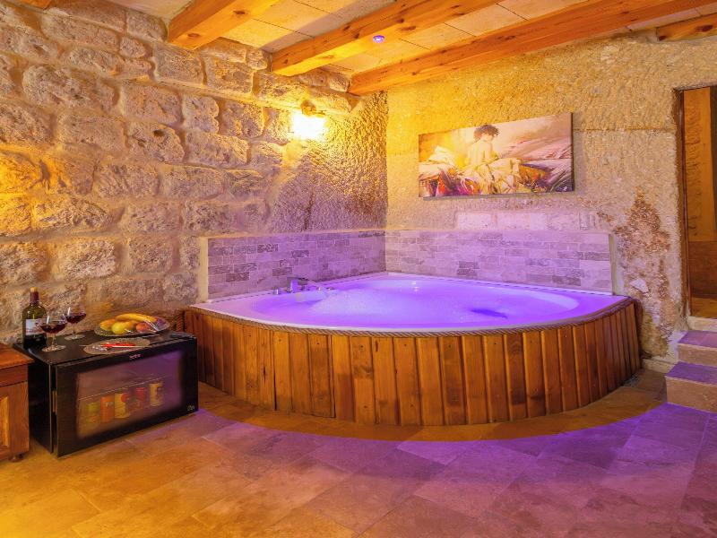 Bayar Cave Suites image