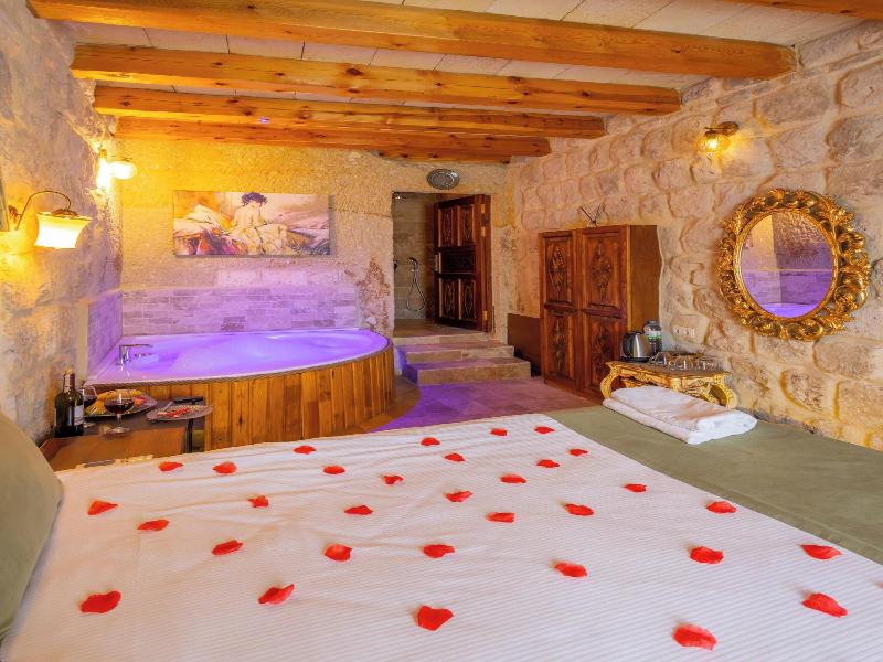 Bayar Cave Suites image