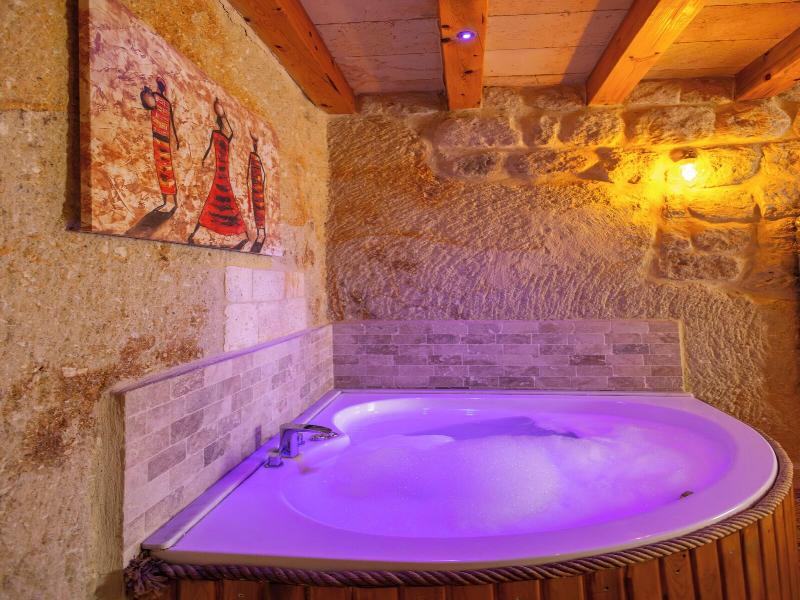 Bayar Cave Suites image