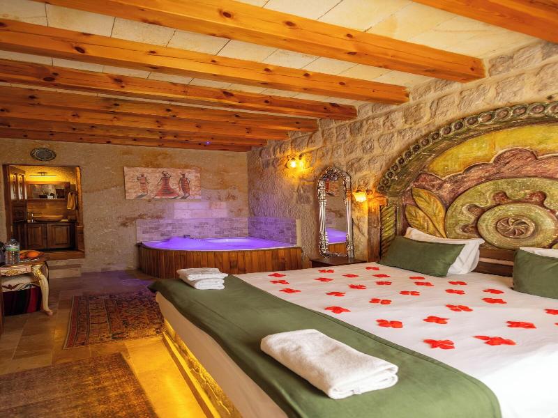 Bayar Cave Suites image