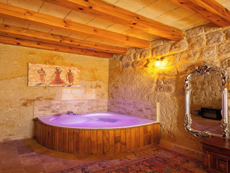 Bayar Cave Suites image