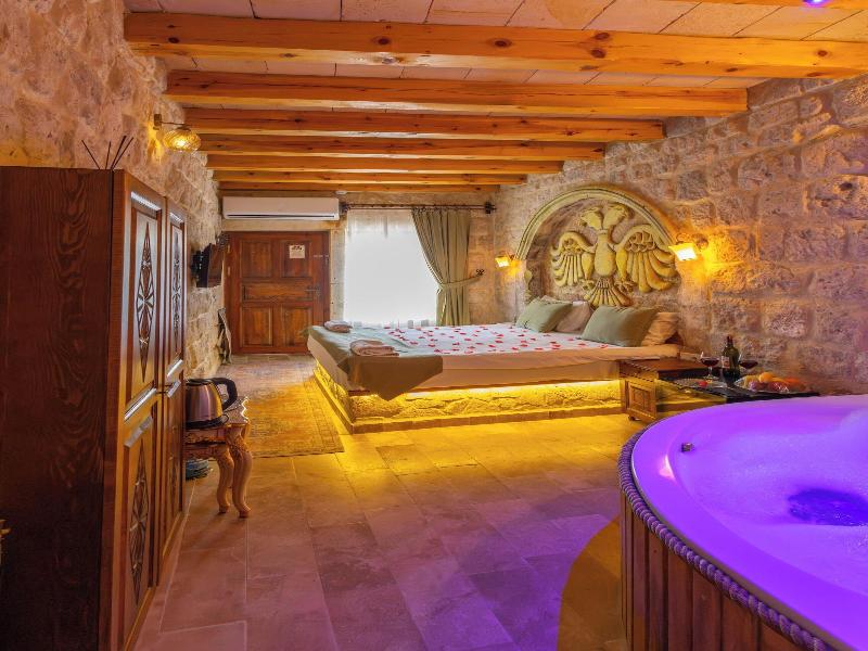 Bayar Cave Suites image