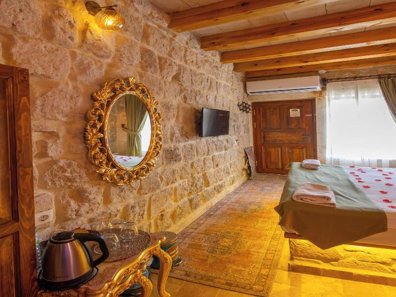 Bayar Cave Suites image