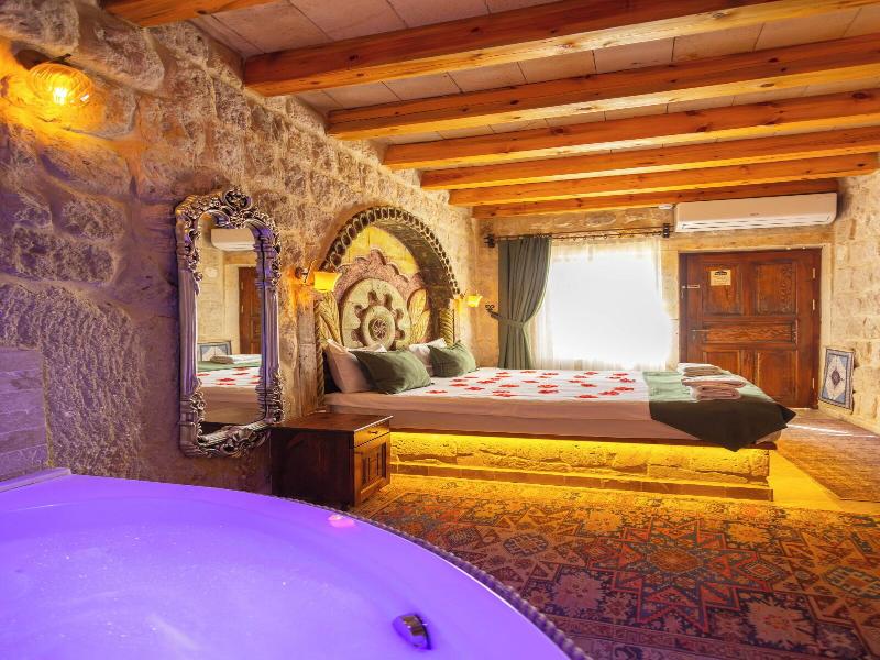 Bayar Cave Suites image