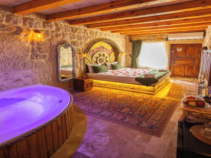 Bayar Cave Suites image