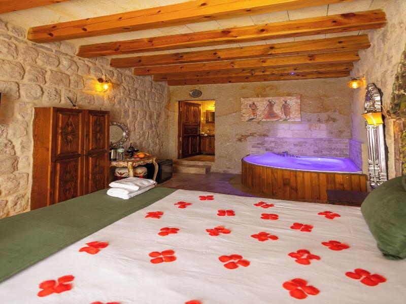 Bayar Cave Suites image