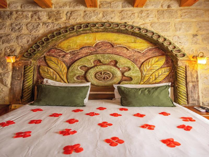 Bayar Cave Suites image